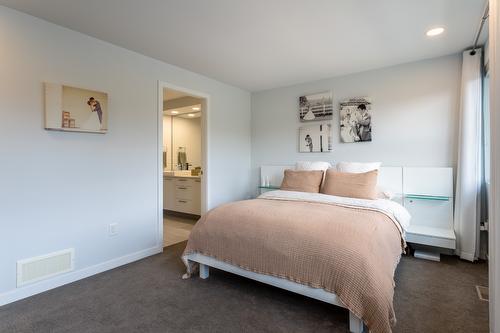 2-1515 Highland Drive, Kelowna, BC - Indoor Photo Showing Bedroom