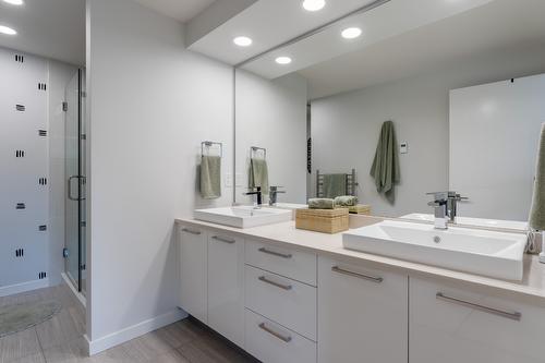 2-1515 Highland Drive, Kelowna, BC - Indoor Photo Showing Bathroom