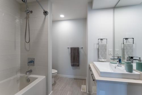 2-1515 Highland Drive, Kelowna, BC - Indoor Photo Showing Bathroom