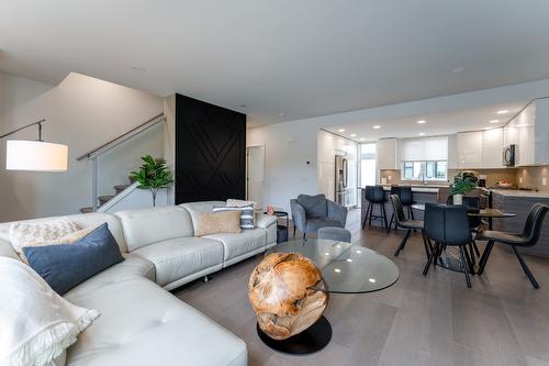 2-1515 Highland Drive, Kelowna, BC - Indoor Photo Showing Living Room