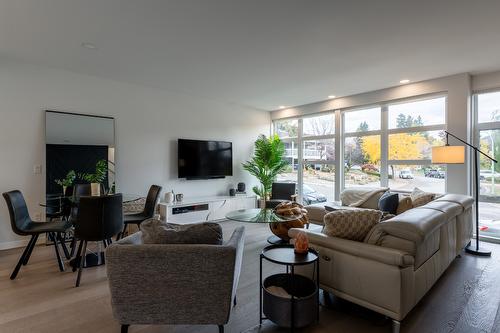 2-1515 Highland Drive, Kelowna, BC - Indoor Photo Showing Living Room