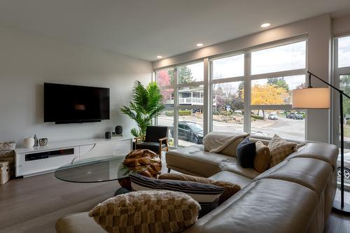 2-1515 Highland Drive, Kelowna, BC - Indoor Photo Showing Living Room