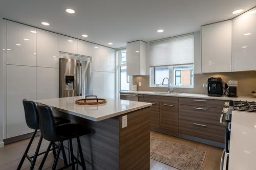 2-1515 Highland Drive, Kelowna, BC - Indoor Photo Showing Kitchen With Upgraded Kitchen