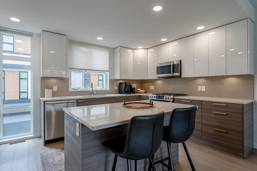 2-1515 Highland Drive, Kelowna, BC - Indoor Photo Showing Kitchen With Upgraded Kitchen