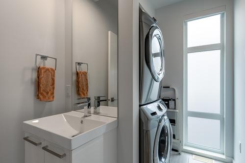 2-1515 Highland Drive, Kelowna, BC - Indoor Photo Showing Laundry Room