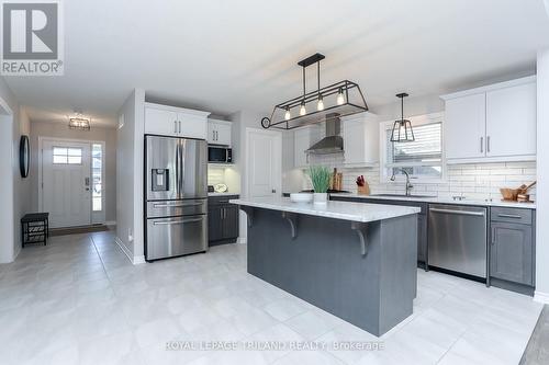 30 Foxtail Lane, St. Thomas, ON - Indoor Photo Showing Kitchen With Upgraded Kitchen