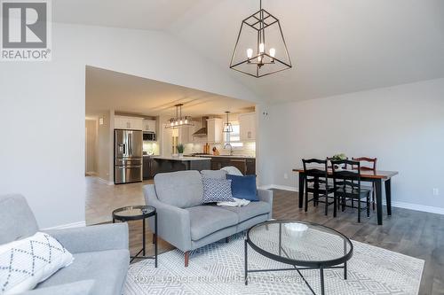 30 Foxtail Lane, St. Thomas, ON - Indoor Photo Showing Living Room