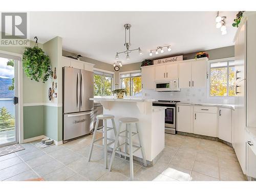 6050 Beatrice Road, Peachland, BC - Indoor Photo Showing Kitchen