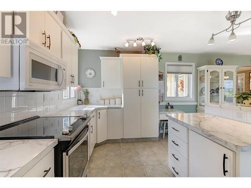 6050 Beatrice Road, Peachland, BC - Indoor Photo Showing Kitchen With Upgraded Kitchen