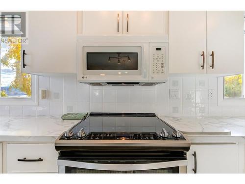 6050 Beatrice Road, Peachland, BC - Indoor Photo Showing Kitchen