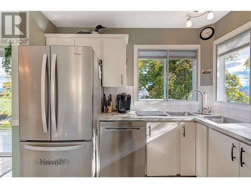 6050 Beatrice Road, Peachland, BC - Indoor Photo Showing Kitchen With Upgraded Kitchen