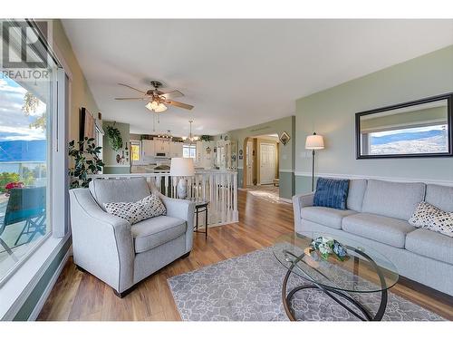 6050 Beatrice Road, Peachland, BC - Indoor Photo Showing Living Room