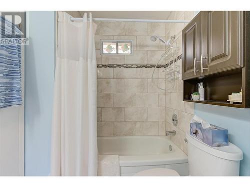 6050 Beatrice Road, Peachland, BC - Indoor Photo Showing Bathroom