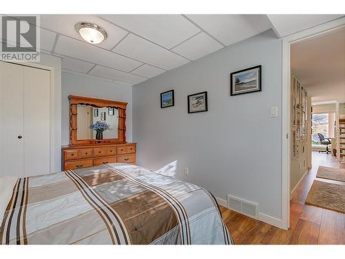 6050 Beatrice Road, Peachland, BC - Indoor Photo Showing Bedroom