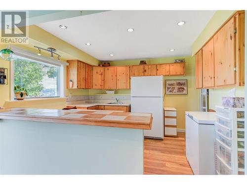 6050 Beatrice Road, Peachland, BC - Indoor Photo Showing Kitchen