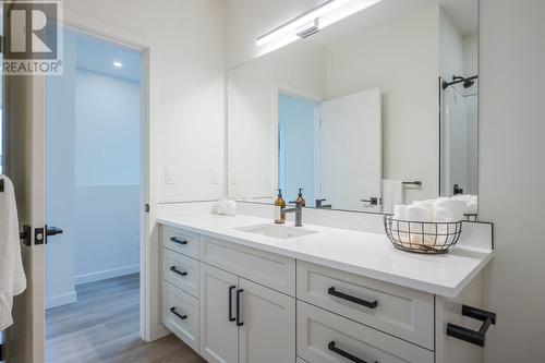 158 Deer Place Unit# 104, Penticton, BC - Indoor Photo Showing Bathroom