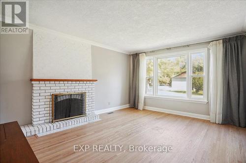 584 Lorne Street, Burlington, ON - Indoor Photo Showing Living Room With Fireplace