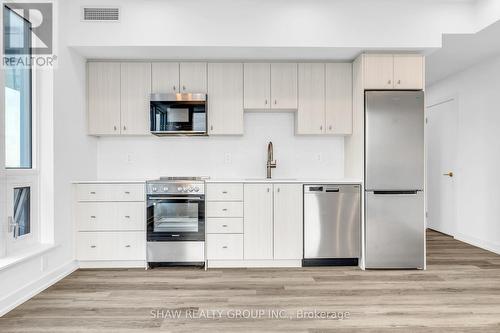 1906 - 15 Wellington Street S, Kitchener, ON - Indoor Photo Showing Kitchen