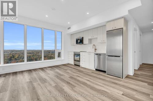 1906 - 15 Wellington Street S, Kitchener, ON - Indoor Photo Showing Kitchen With Upgraded Kitchen