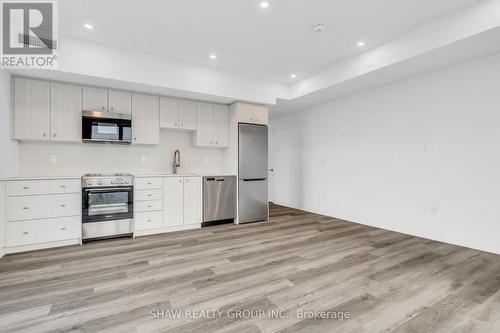 1906 - 15 Wellington Street S, Kitchener, ON - Indoor Photo Showing Kitchen With Upgraded Kitchen