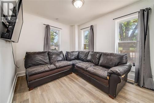 3080 Sandwich Street, Windsor, ON - Indoor Photo Showing Living Room