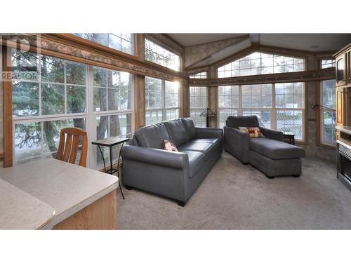 4858 Lynx Drive, Radium Hot Springs, BC - Indoor Photo Showing Living Room