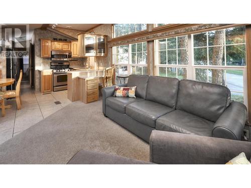 4858 Lynx Drive, Radium Hot Springs, BC - Indoor Photo Showing Living Room