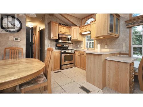 4858 Lynx Drive, Radium Hot Springs, BC - Indoor Photo Showing Kitchen