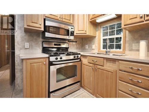 4858 Lynx Drive, Radium Hot Springs, BC - Indoor Photo Showing Kitchen With Double Sink