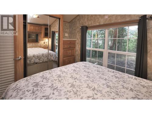 4858 Lynx Drive, Radium Hot Springs, BC - Indoor Photo Showing Bedroom