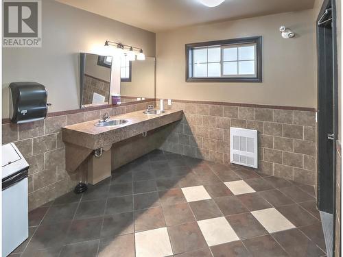 4858 Lynx Drive, Radium Hot Springs, BC - Indoor Photo Showing Bathroom