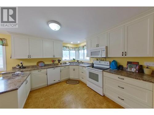 2720 Salmon River Road, Salmon Arm, BC - Indoor Photo Showing Kitchen With Double Sink