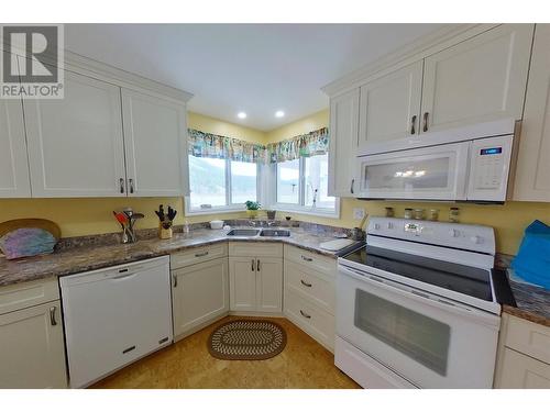 2720 Salmon River Road, Salmon Arm, BC - Indoor Photo Showing Kitchen With Double Sink