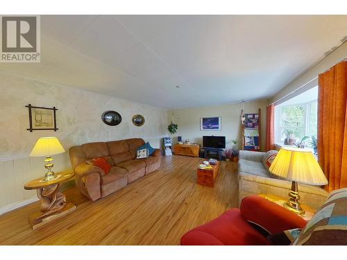 2720 Salmon River Road, Salmon Arm, BC - Indoor Photo Showing Living Room