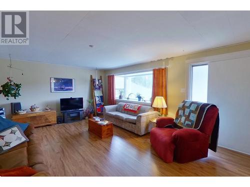 2720 Salmon River Road, Salmon Arm, BC - Indoor Photo Showing Living Room