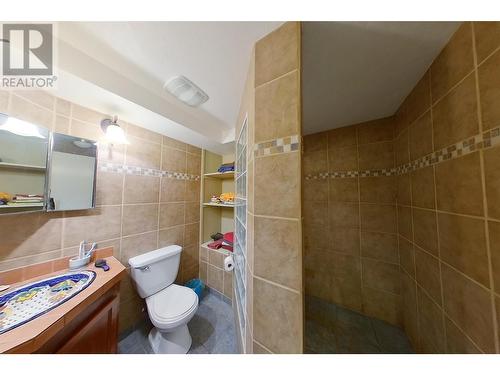 2720 Salmon River Road, Salmon Arm, BC - Indoor Photo Showing Bathroom