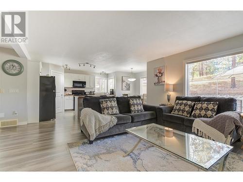 3515 Creekview Crescent, Westbank, BC - Indoor Photo Showing Living Room