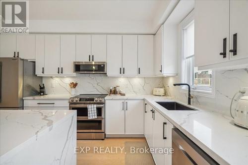 29 Rapids Lane, Hamilton, ON - Indoor Photo Showing Kitchen With Upgraded Kitchen