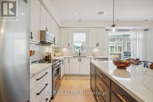 29 Rapids Lane, Hamilton, ON - Indoor Photo Showing Kitchen With Upgraded Kitchen