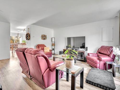 Living room - 815  - 817 Rue Abraham, Morin-Heights, QC - Indoor Photo Showing Living Room