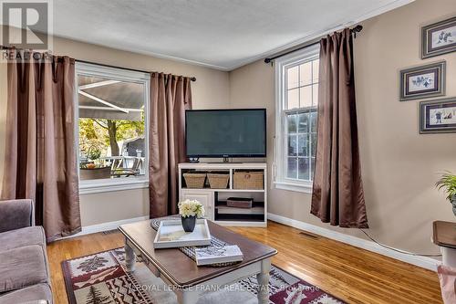 772 County Road 121, Kawartha Lakes (Fenelon Falls), ON - Indoor Photo Showing Living Room