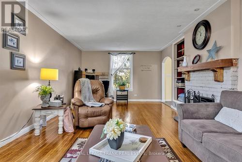 772 County Road 121, Kawartha Lakes (Fenelon Falls), ON - Indoor Photo Showing Living Room