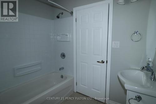 164 Centre Street N, Oshawa, ON - Indoor Photo Showing Bathroom