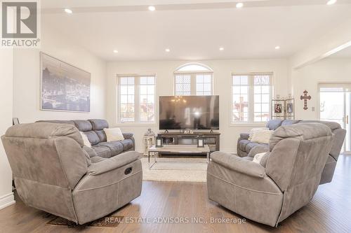 62 Bestview Crescent, Vaughan, ON - Indoor Photo Showing Living Room