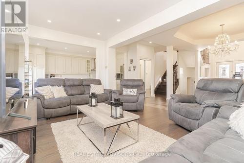 62 Bestview Crescent, Vaughan, ON - Indoor Photo Showing Living Room