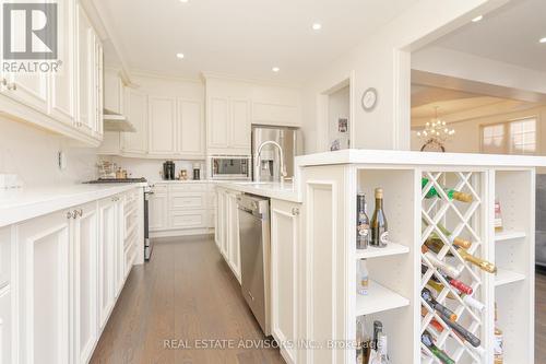 62 Bestview Crescent, Vaughan, ON - Indoor Photo Showing Kitchen With Upgraded Kitchen