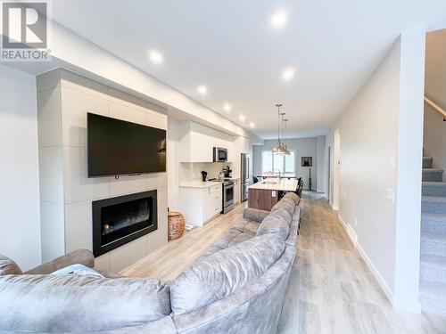 2166 Panorama  Drive Unit# 405, Panorama, BC - Indoor Photo Showing Living Room With Fireplace