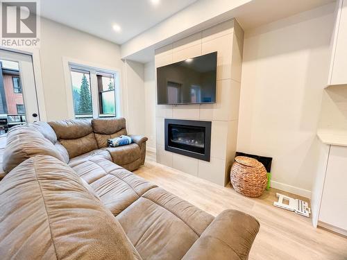 2166 Panorama  Drive Unit# 405, Panorama, BC - Indoor Photo Showing Living Room With Fireplace