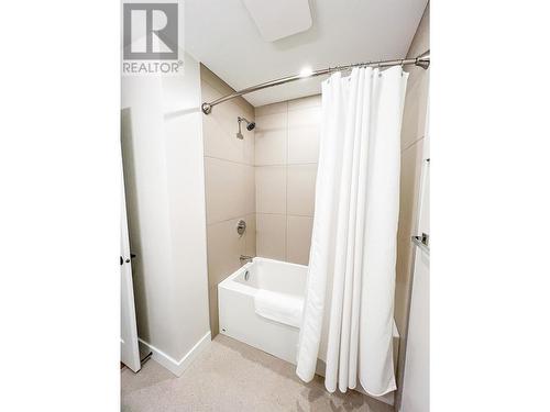 2166 Panorama  Drive Unit# 405, Panorama, BC - Indoor Photo Showing Bathroom