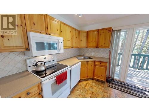 4835 Radium Boulevard Unit# 101, Radium Hot Springs, BC - Indoor Photo Showing Kitchen